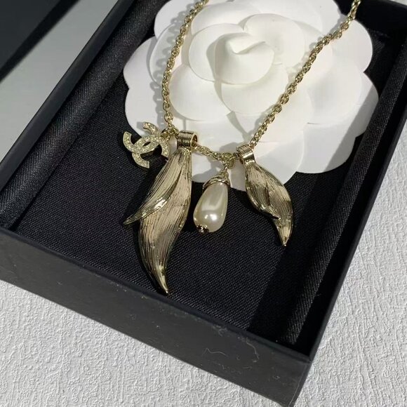 CHANEL Leaf & Pearl Pendant Necklace with CC Logo - Picture 4 of 6